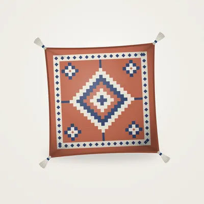 Housse de coussin tissée Zarbia Margoum 45 × 45 — vue d'ambiance